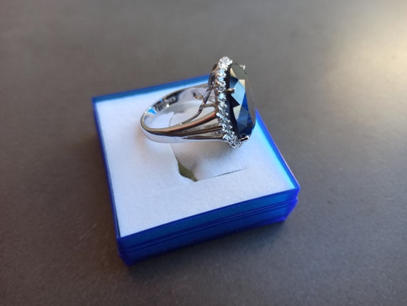 Vintage 925 Silber Ring mit dunkelblauem facettierten Stein, umgeben von winzigen transparenten Zirkonen, antik Silber Ring, dunkelblauer Stein Silberring - Etsy.de Vintage 925 Silber Ring mit dunkelblauem facettierten Stein, umgeben von winzigen transparenten Zirkonen, antik Silber Ring, dunkelblauer Stein Silberring - Etsy.de