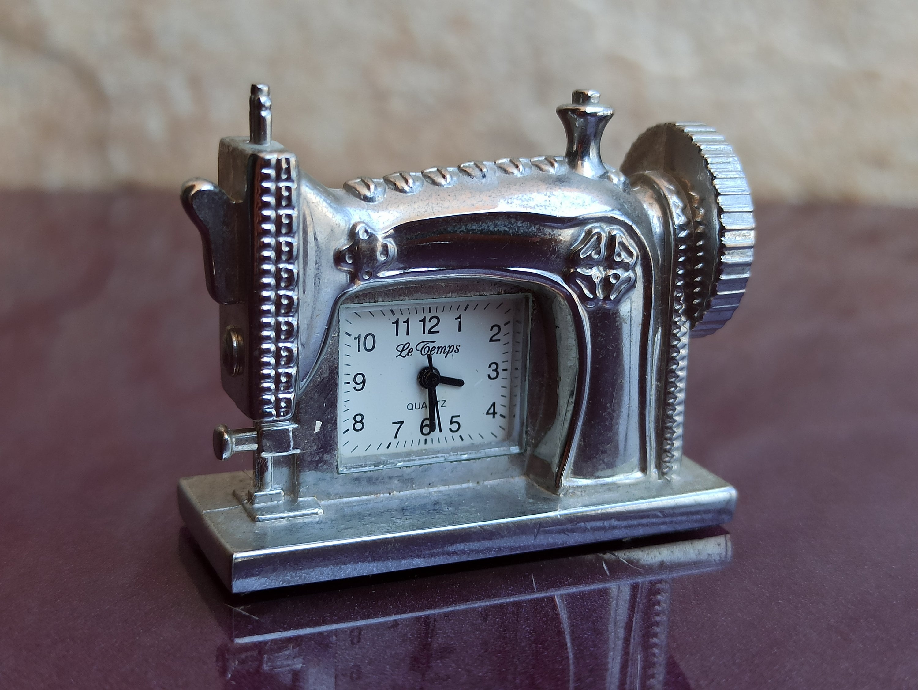 Le Temps クォーツメタルウォッチ、小さな置き時計、フランスの時計