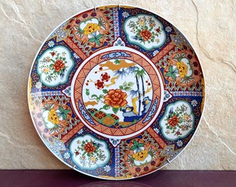 Handbeschilderd decoratief bord uit de jaren 80 in Japan met een pauwenmotief en elegante bloemdetails, Japans porselein, wanddecoratie.