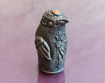 1970 vingerhoed zilveren vogel met rood koraal, collectible zilveren vingerhoed, antieke zilveren vingerhoed, handgemaakte zilveren vingerhoed, handgemaakte vingerhoed