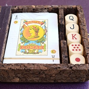 Jaren 1990 poker dobbelstenen en naipes speelkaarten in kurkdoos, vintage dobbelstenen, poker dobbelstenen, set poker dobbelstenen, retro poker dobbelstenen, naipes speelkaarten