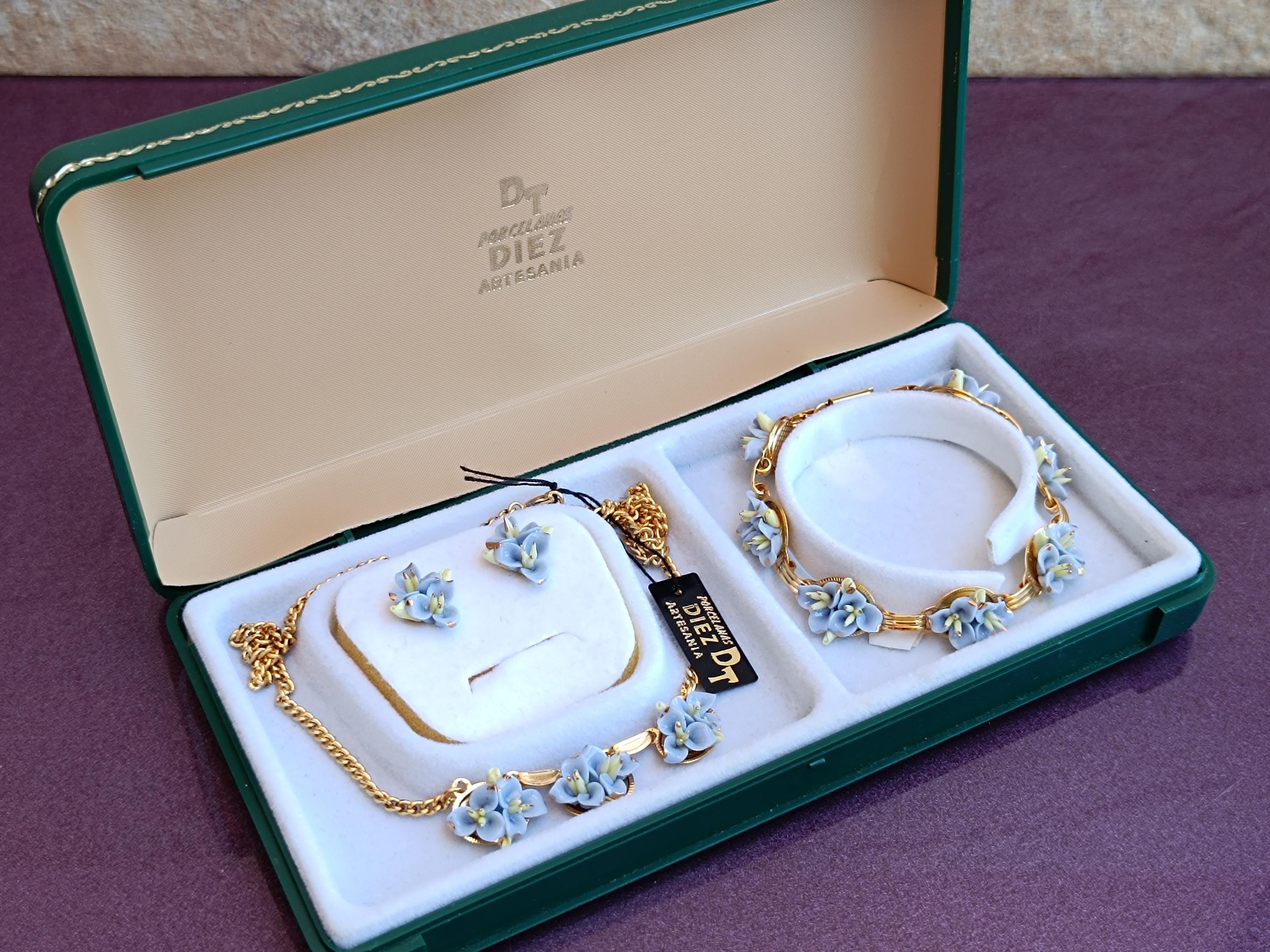 Collana Tradizionale Bavarese Oktoberfest Con Fiori In Opale E Pendente In Ceramica – Gioiello In Flanella Per Donna (Regolabile 32+8 Cm)