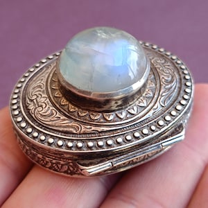 Silver Moon Stone Handmade Pill Box, Pill Box, Vintage Pill Box, Silver Pill Box, Retro Box, Silver Box, Moon Stone Pill Box, Retro Pill Box