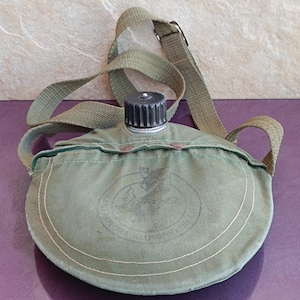 Può includere: Set di tre tazze in ceramica con finitura opaca e macchiettata. Le tazze sono nei toni del crema, grigio chiaro e grigio scuro. Design semplice e minimalista.