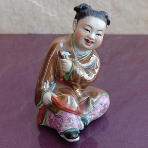 Figura de mujer de cesta de flores de porcelana china de la década de 1950, niña de porcelana, figura de niña, porcelana china, figura pintada a mano, escultura de dama
