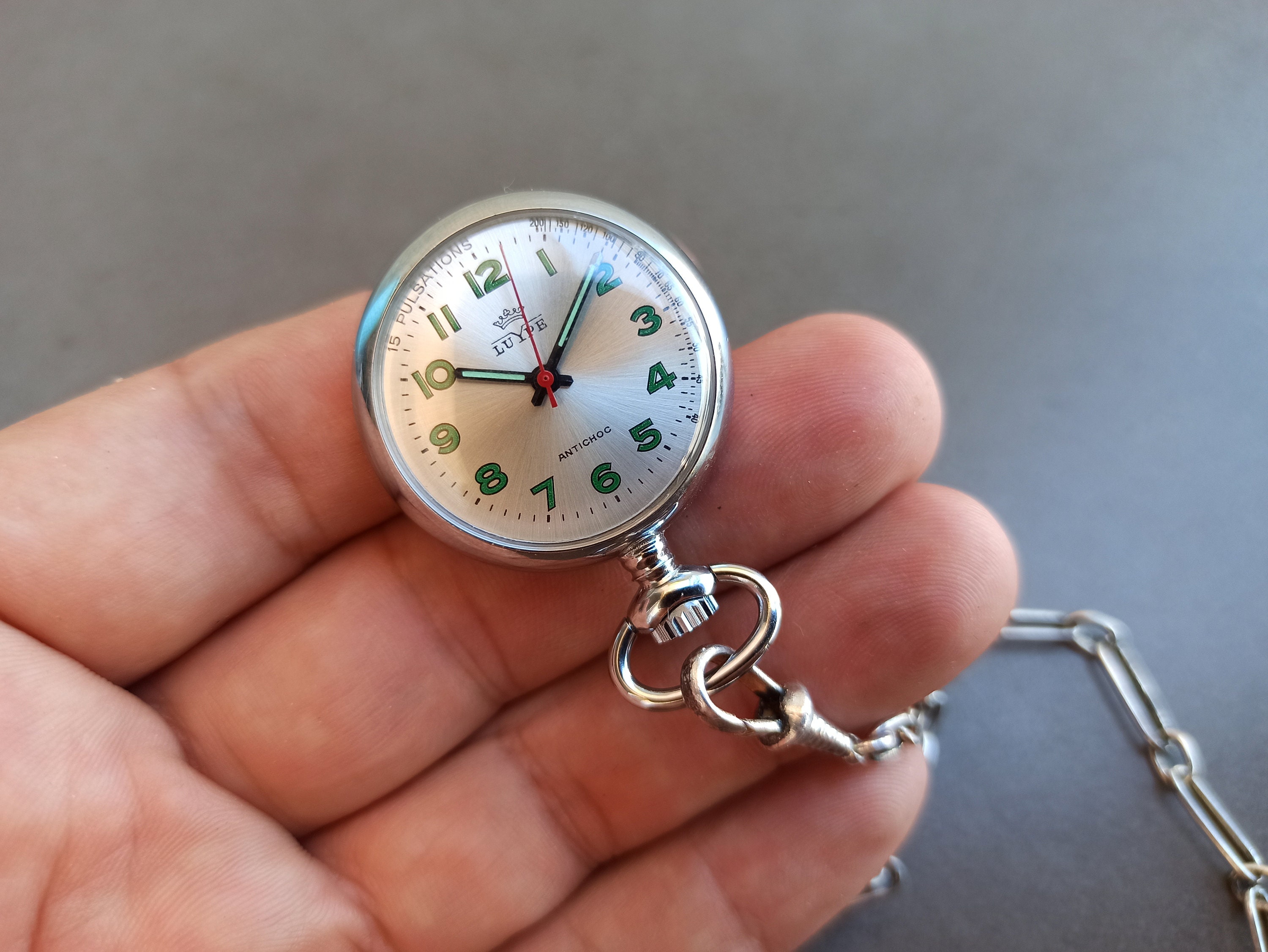 Vecchio e grosso orologio da tasca sale