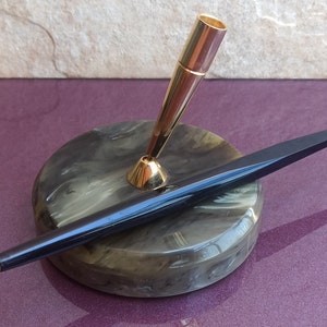 PLASTIC balpen op standaard, jaren 1970 balpen, vintage balpen, antieke balpen, retro Spaanse pen, plastic balpen
