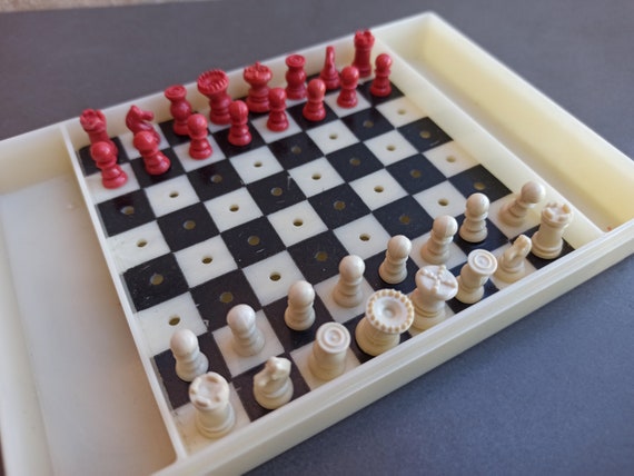 Vintage 1960s Magnetic Chess Game