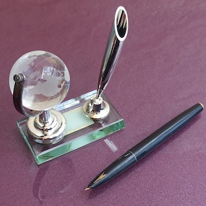 Vintage Vulpen Op Standaard Met Wereldbol, Vintage Vulpen, Vulpen, Antieke Pen, Inktpen, Oude Spaanse Vulpen
