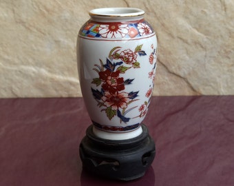 希少な日本の壷 伊万里：日本の磁器の花瓶、青と赤の花柄装飾、1900
