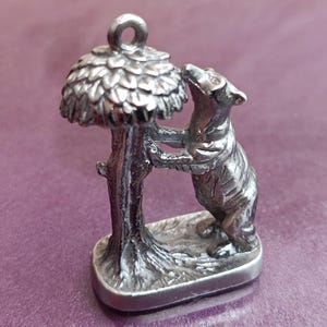 Oso y Madroño (Beer en Aardbeiboom), Wapen van Madrid, Symbool van Madrid, Afbeelding van een beer en een aardbeiboom uit de jaren 80