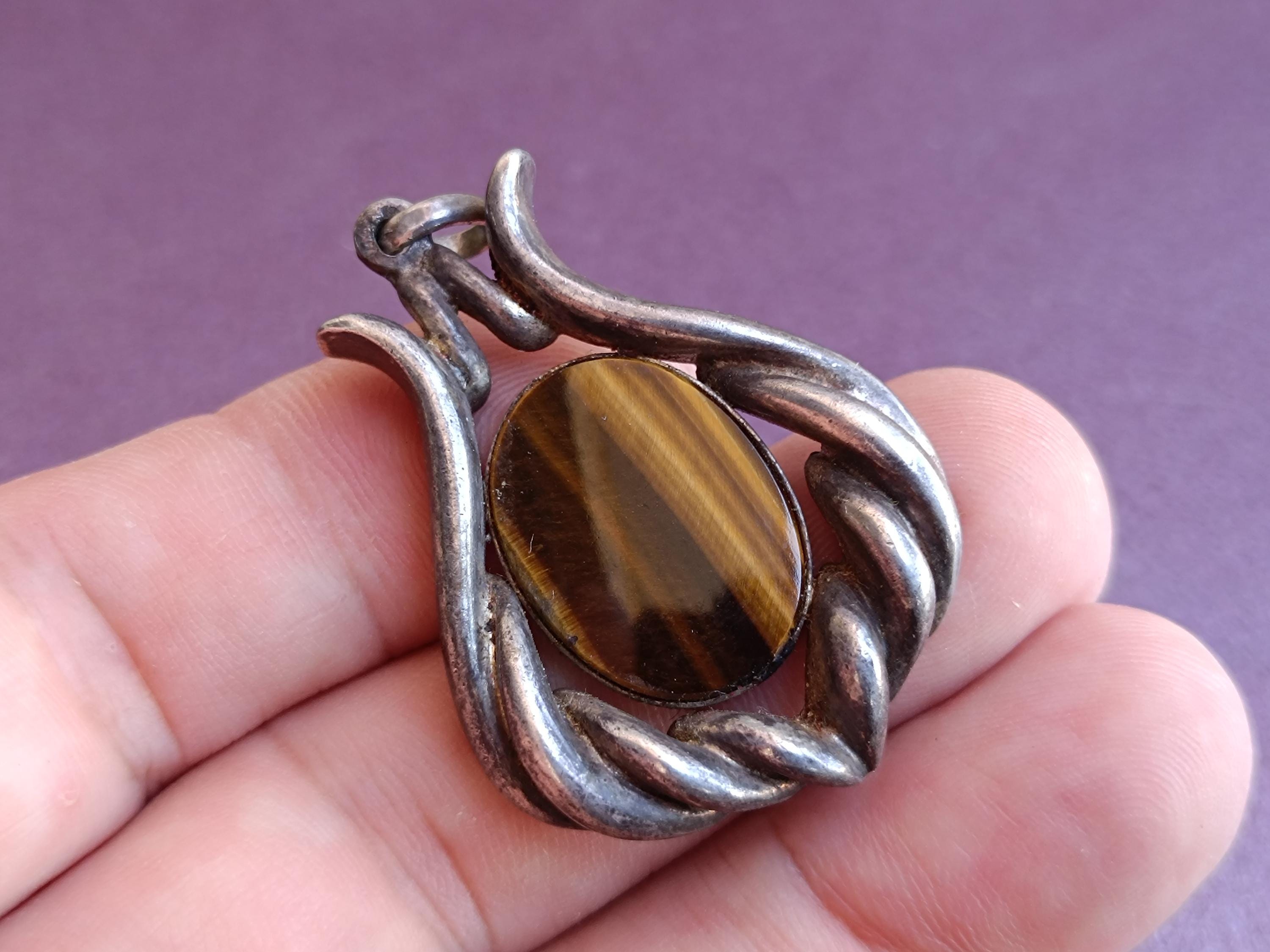 Petit pendentif oeil de tigre de style vintage : imprimé animal et filigrane d'argent - France
