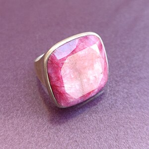 Peut inclure: Une bague en argent avec une grande pierre pr&eacute;cieuse rose de forme carr&eacute;e.