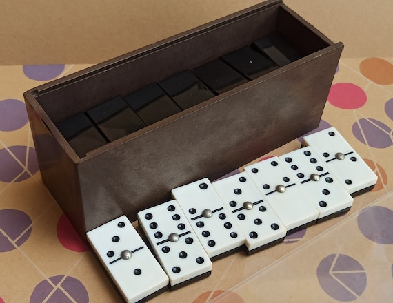 Dominoes, Board Game