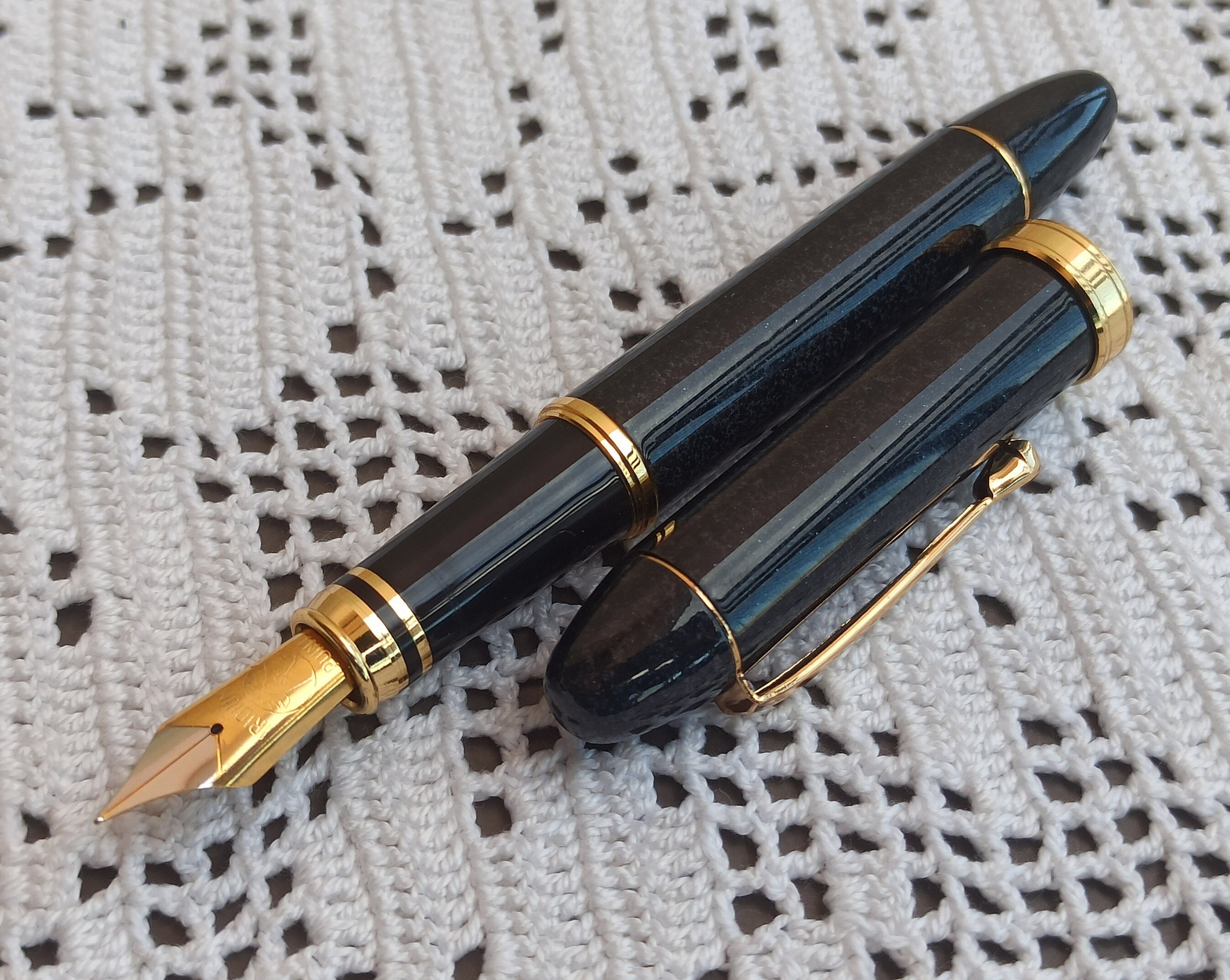 Beau stylo plume noir et doré , stylo encre made in Germany pointe iridium,  accessoire vintage d' écriture , stylo plume vintage de stock -  France