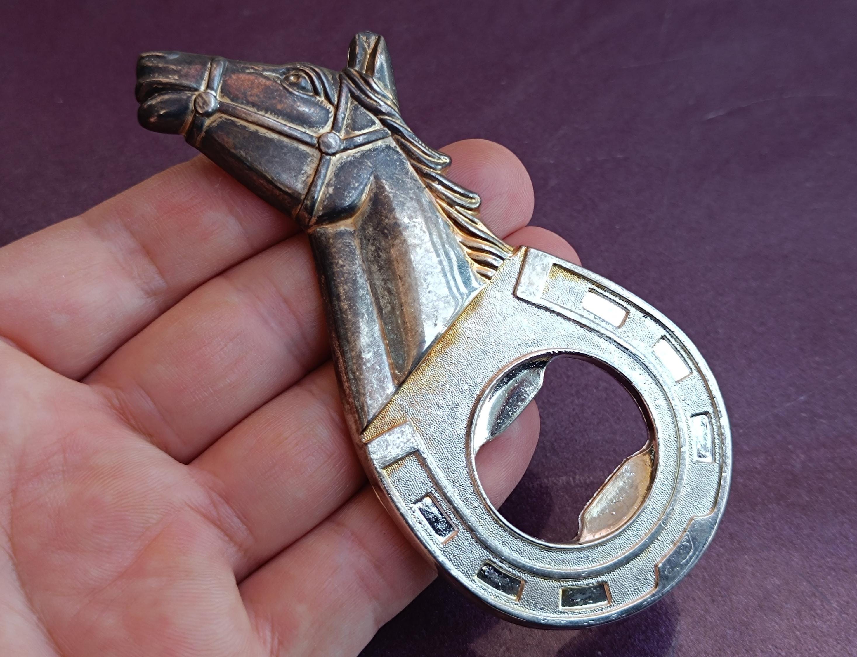 Ouvre-bouteille vintage argenté en forme de fer à cheval, années 1970, en très bon état. - France Ouvre-bouteille vintage argenté en forme de fer à cheval, années 1970, en très bon état. - France
