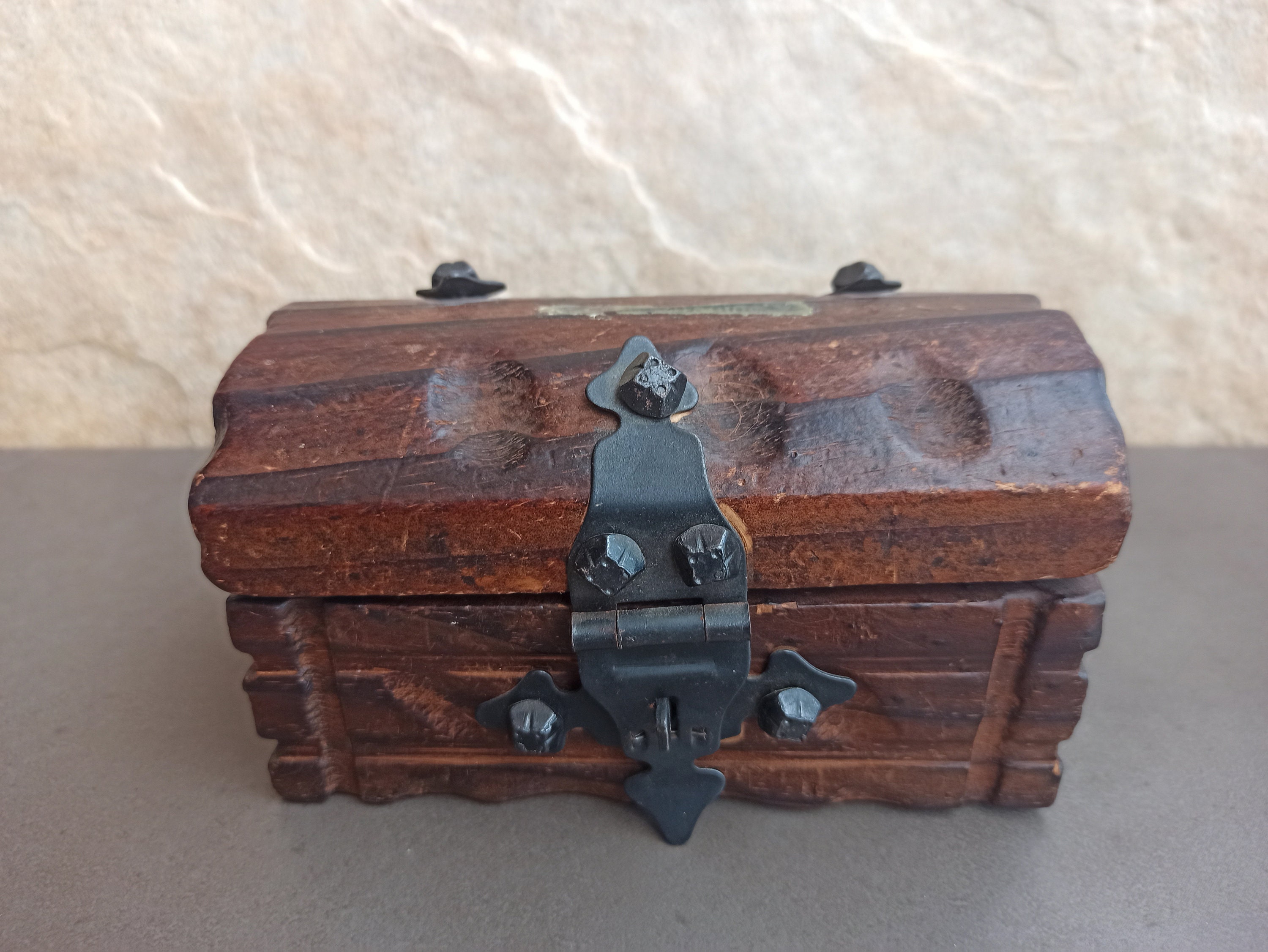 Antique trunk lock  Antique trunk, Trunks and chests, Antiques