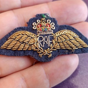 1940～50年代の英国航空PFウィングバッジ、刺繍入り軍用パイロットウィング、王冠と金糸のヴィンテージ記章