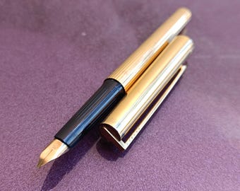 Pluma estilográfica S.T. Dupont de plata 925 con plumín de oro de 18 quilates en su caja original. Pluma estilográfica de plata 925. Pluma estilográfica con plumín de oro 750. Plumín de oro de 18 quilates.
