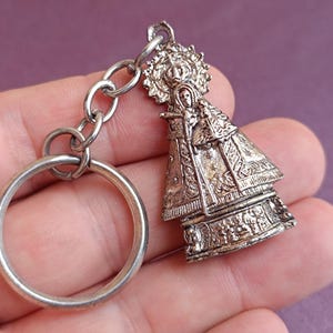 Chaveiro Religioso Banhado a Prata Ntra Sra de la Covadonga, Virgen de Covadonga, Virgen de la Covadonga, Virgen Mary, Virgin of Covadonga