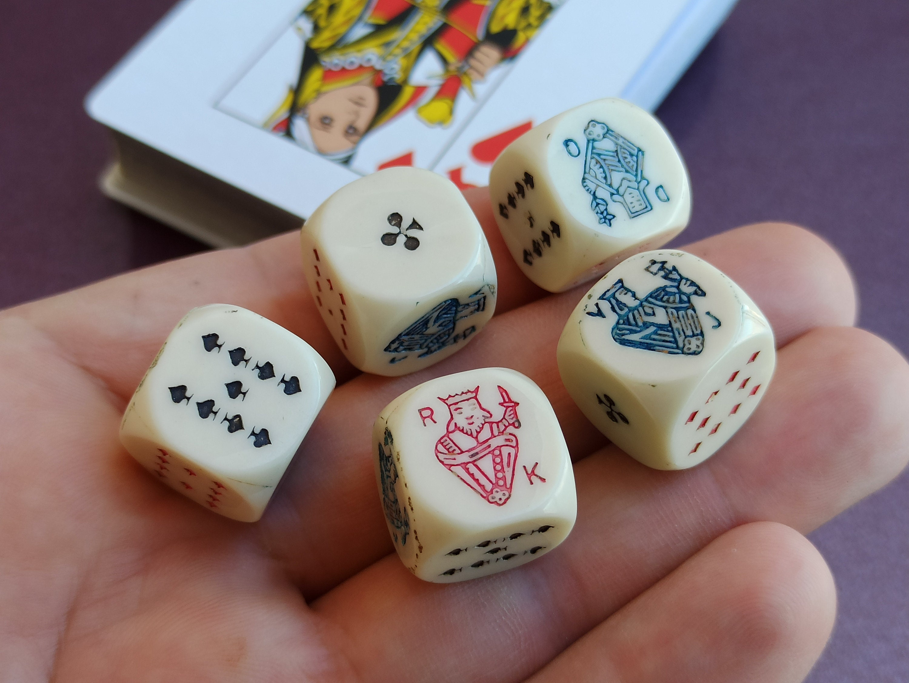 Tazza Di Dadi Con Le Carte Ed I Pezzi Degli Scacchi Della Piattaforma