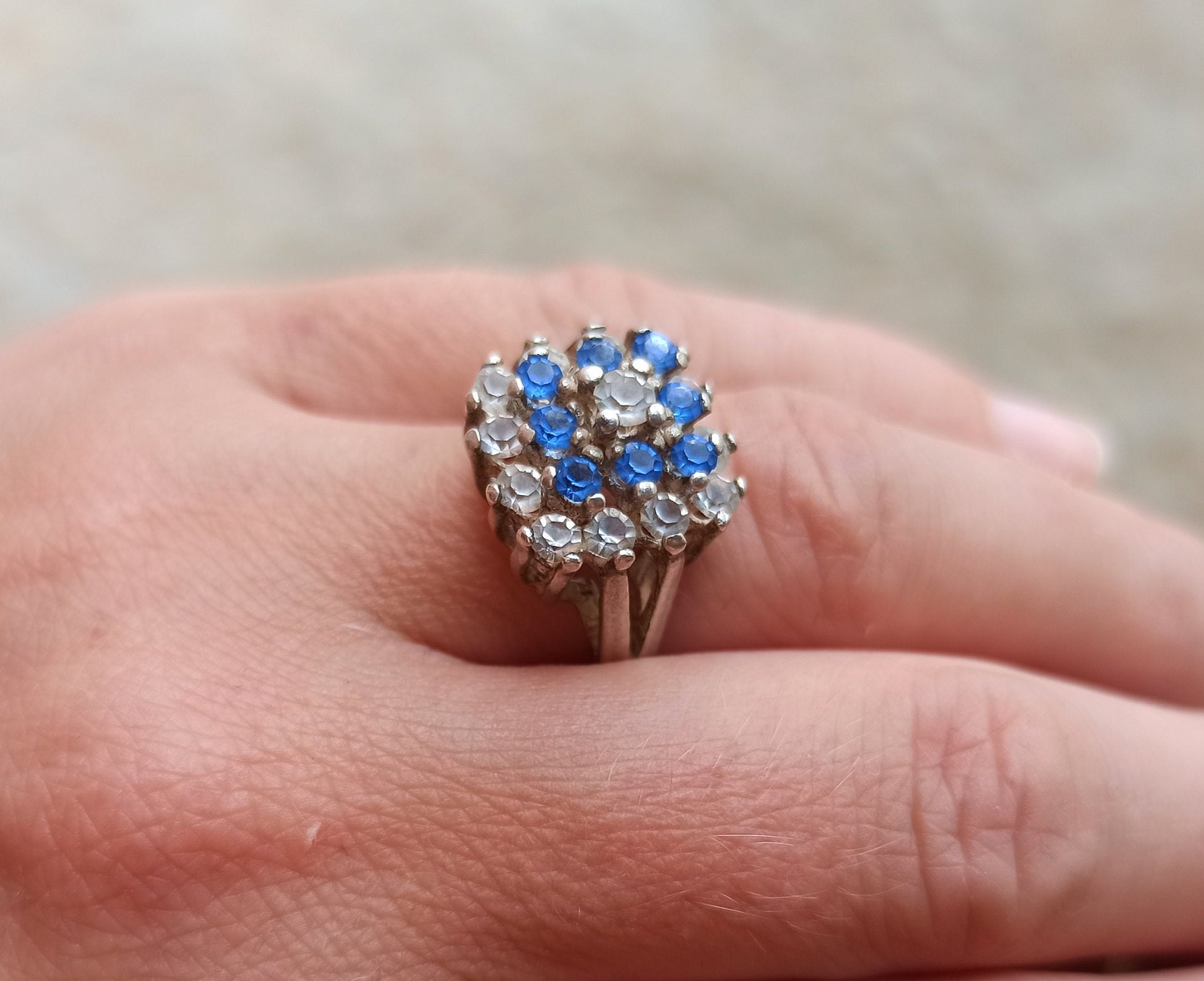 Vintage 925 Silber Ring mit blauem Facettierten Stein, umgeben von winzigen transparenten Bergkristallen, Antik Silber Ring, Blauer Stein Silber Ring - Etsy.de Vintage 925 Silber Ring mit blauem Facettierten Stein, umgeben von winzigen transparenten Bergkristallen, Antik Silber Ring, Blauer Stein Silber Ring - Etsy.de