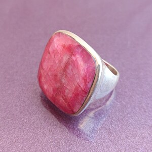 Peut inclure: Une bague en argent avec une grosse pierre pr&eacute;cieuse carr&eacute;e rose.