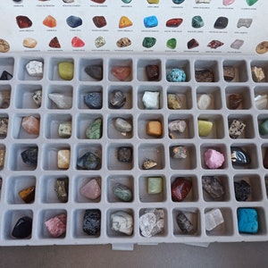 Altes Mineralien Set von 60, Rohkristalle, Antikes Edelstein Set, rohe natürliche Mineralien Set, Rohstein Set, Vintage Mineralien Sammlung