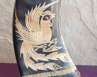 水牛の角に手彫りされた中国風のドラゴン、水牛の角に描かれたドラゴン