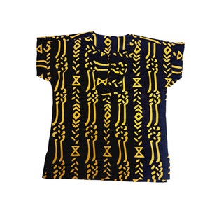 Könnte beinhalten: Ein kurzärmeliges Hemd in Schwarz und Gold mit geometrischem Muster. Das Hemd hat einen V-Ausschnitt und einen Knopfverschluss.