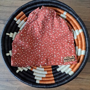 Bunte vielfältige Kinder Erwachsenen Fruelingsmuetzen voluminoese Frisuren braids locs doppellagige Beanie Zopflochmütze Stirnband Turban