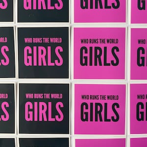 Qui exécute les options World GIRLS Sticker/ PINK ou BLACK