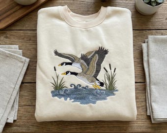 Sweat-shirt brodé Bernaches du Canada volantes, cadeau d'observateur d'oiseaux, col rond nature sauvagine, chemise faune extérieure