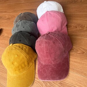 Opossum Herz bestickte Wash Dad Cap, Liebe Possum Hut, niedliches Tierliebhaber Geschenk, Forest Core Ästhetik, Sage Green Distressed Baseballkappe Bild 3
