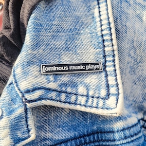 Suena música ominosa (Subtítulo)