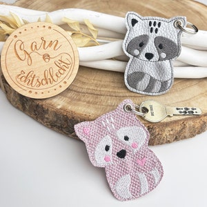 Schlüsselanhänger WASCHBÄR / Taschenbaumler / Anhänger / Racoon / Kunstleder / Glitzer Rosa / Grau / Geschenk zur Einschulung / Geburtstag