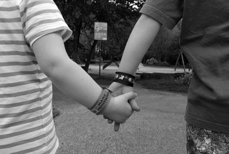 Puede incluir: Dos ni&ntilde;os se toman de la mano, uno lleva una camisa a rayas y el otro una camisa de color liso. Ambos ni&ntilde;os llevan pulseras.