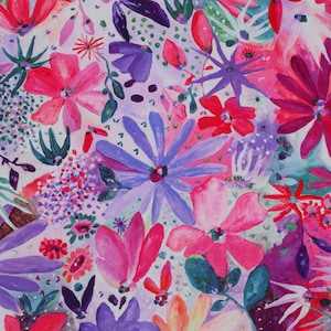 Può includere: Un vivace motivo floreale con fiori rosa, rossi, viola e blu. Il design presenta varie forme e dimensioni di fiori, con foglie verdi e uno sfondo bianco, in stile acquerello.