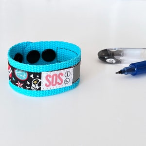 Braccialetto SOS ParentFinder Punk Taglia M-L / Braccialetto identificativo per bambini Numero di telefono / Teschi / Braccialetto di emergenza Nero / Impermeabile / Cresce con il bambino /