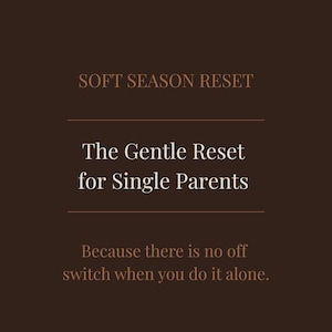 Pode incluir: Gráfico castanho com o texto "SOFT SEASON RESET" no topo. Abaixo, o texto diz "The Gentle Reset for Single Parents" e "Because there is no off switch when you do it alone."