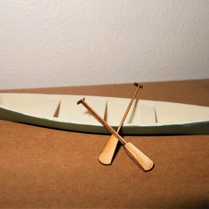 Canoë et pagaies à l'échelle 1:24