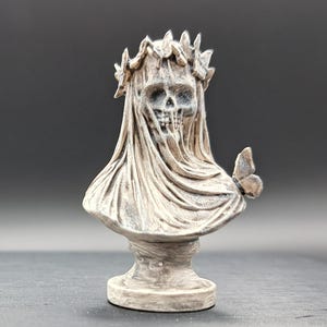 Verschleierte Skelettbüste mit Schmetterlingen