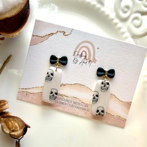 Schedel patroon klei oorbellen/schedel strikken/leuke Halloween oorbellen/herfst/Halloween/polymeer klei schedel oorbellen/eng girlie oorbellen