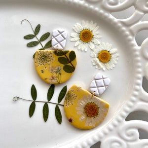 Pressed flower clay earrings / Spring earrings / Polymer clay earrings / floral jewelry / Boho dangle clay earrings / yellow earrings / Chic