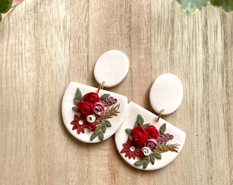 Kolczyki z gliny w kształcie kwiatów / Malutkie gliniane kwiaty / Ręcznie robione gliniane kolczyki z kwiatami / Eleganckie wiszące kolczyki wiosenne / Wiszące gliniane kolczyki z kwiatami