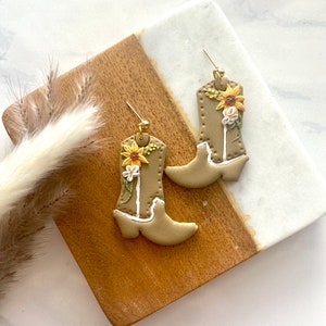 Cowboy boot earrings / Clay cowboy boot earrings / Western earrings / Western jewelry / Polymer clay cowboy boot dangle earrings / Boho