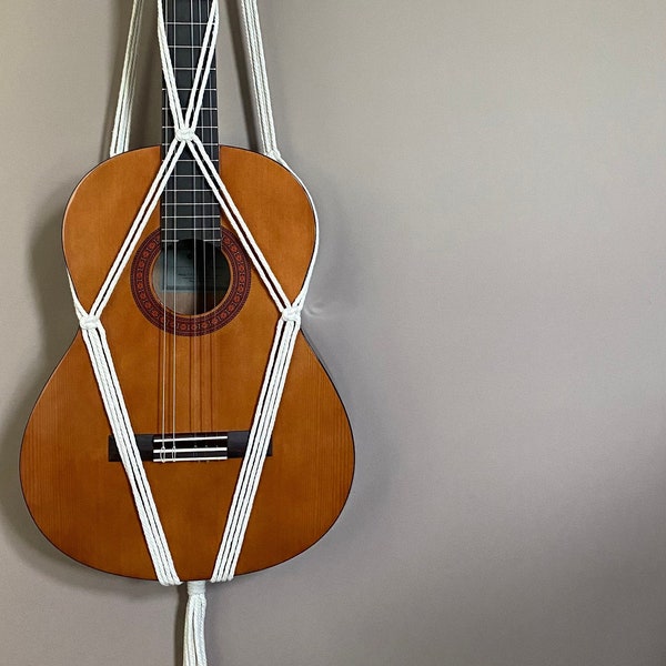 Porte-guitare mural en macramé