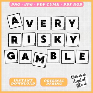 Op de afbeelding: Zwart-witte afbeelding van het woord "A VERY RISKY GAMBLE" gespeld met Scrabble-tegels. Elke tegel heeft een nummer dat de puntwaarde van de letter aangeeft.