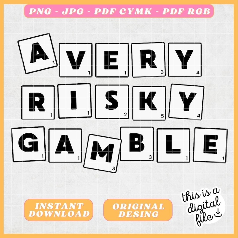 Op de afbeelding: Zwart-witte afbeelding van het woord "A VERY RISKY GAMBLE" gespeld met Scrabble-tegels. Elke tegel heeft een nummer dat de puntwaarde van de letter aangeeft.