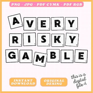 Op de afbeelding: Een zwart-witte digitale download-afbeelding met de woorden "A VERY RISKY GAMBLE" gespeld met Scrabble-tegels. De tegels zijn in een rij gerangschikt en elke tegel heeft een nummer dat de puntwaarde van de letter aangeeft.